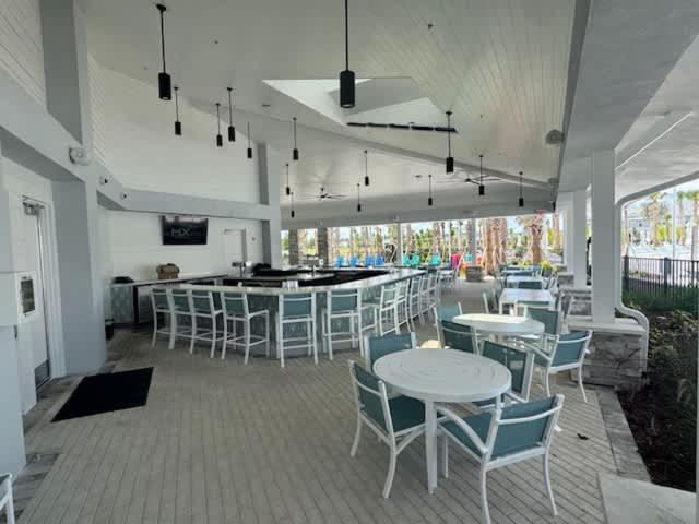 Chic 10br Retreat With Themed & Pool Holiday home